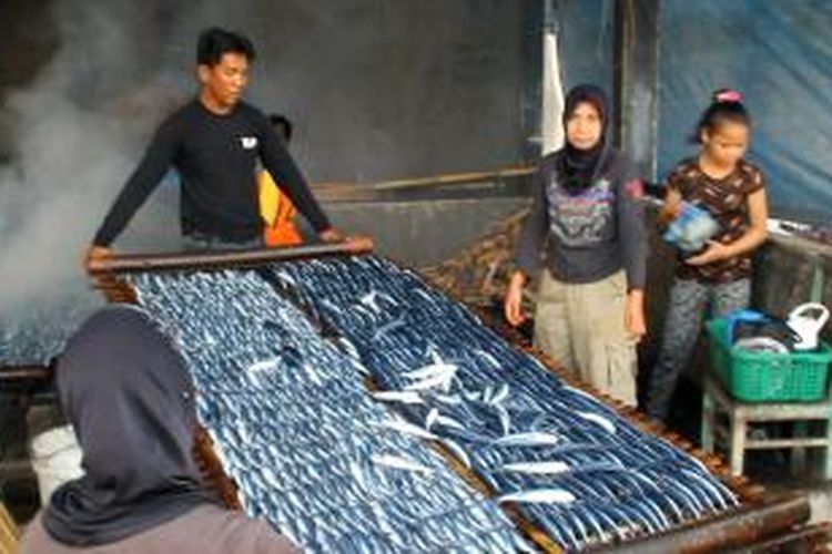 Pengusaha pengasapan ikan di Desa Lero, Kecamatan Suppa, Kabupaten Pinrang, Sulawesi Selatan mendulang rejeki.