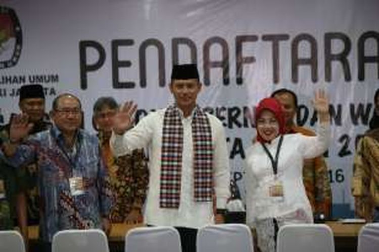 Agus Harimurti Yudhoyono dan Sylviana Murni saat mendaftar di KPU DKI Jakarta, Jumat (23/9/2016). Agus dan Sylviana resmi mendaftarkan diri sebagai pasangan bakal cagub dan cawagub Pilkada DKI Jakarta, setelah diusung oleh empat partai yakni Demokrat, PKB, PPP, PAN.