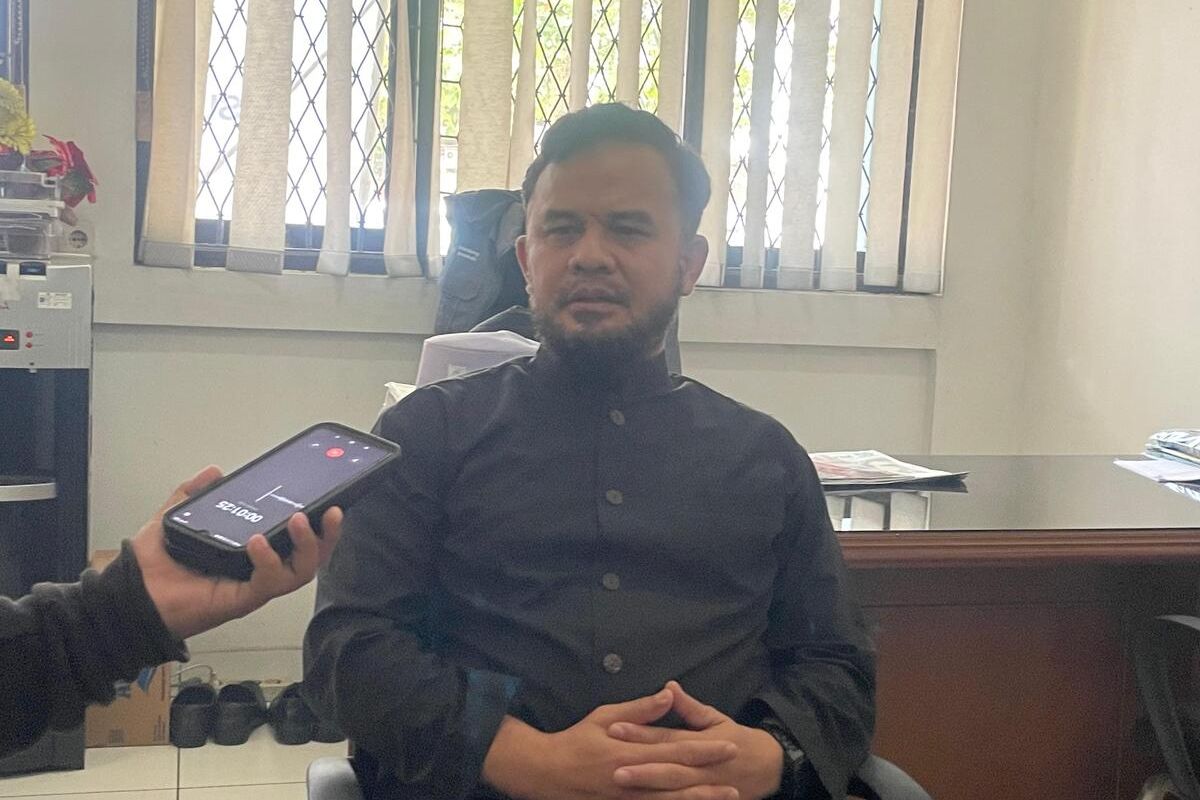 Kepala Dinas Komunikasi dan Informatika (Diskominfo) Kabupaten Bandung Yosep Nugraha saat diwawancarai terkait titik blank spot di wilayah Kabupaten, Jawa Barat, Kamis (5/9/2024)