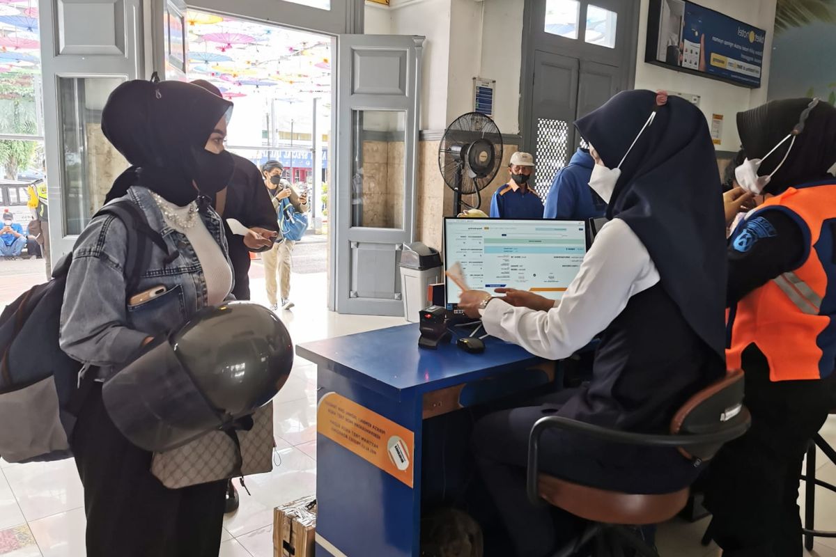 Penumpang saat boarding pass di stasiun kereta api 