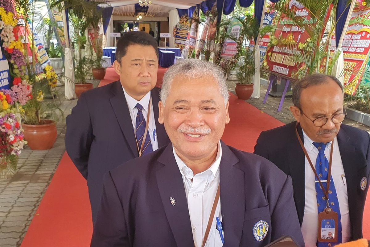 Rektor Universitas Negeri Yogyakarta (UNY) Sumaryanto saat menemui wartawan usai dilantik menjadi Rektor UNY periode 2025-2030, Jumat (24/01/2025).