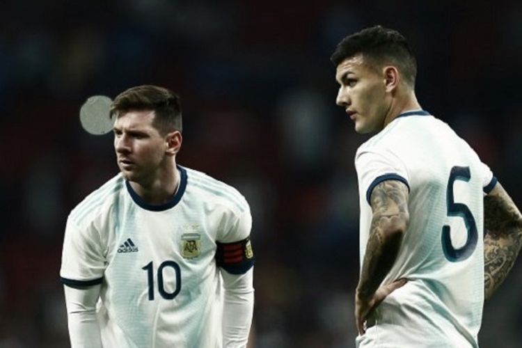 Lionel Messi dan Leandro Paredes tampak kecewa seusai gawang timnya dijebol pada pertandingan Argentina vs Venezuela di Stadion Wanda Metropolitano, 22 Maret 2019. 