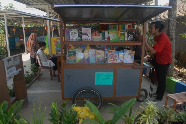 Suasana Taman Bacaan Masyarakat (TBM) Wadas Kelir di jalan Wadas Kelir, Kelurahan Karangklesem, Kecamatan Purwokerto Selatan, Kabupaten Banyumas, Jawa Tengah, Senin (20/8/2018).