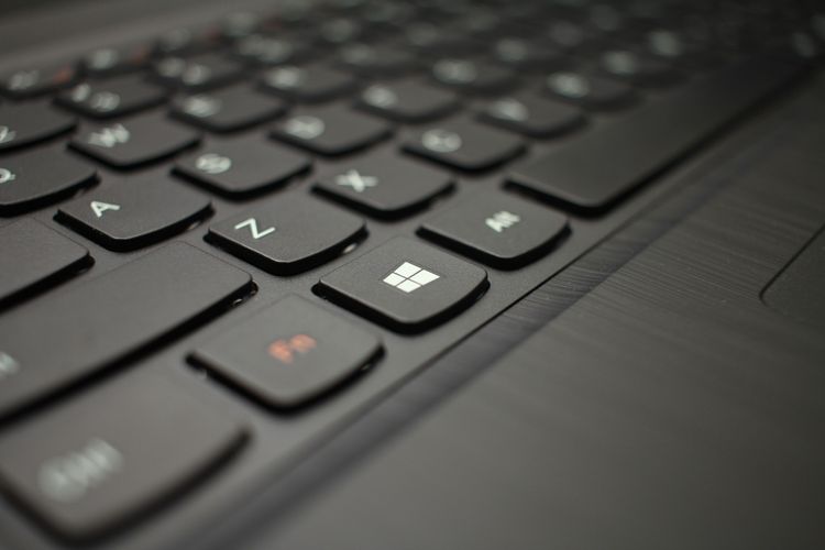 Cara menampilkan keyboard di layar laptop Windows.