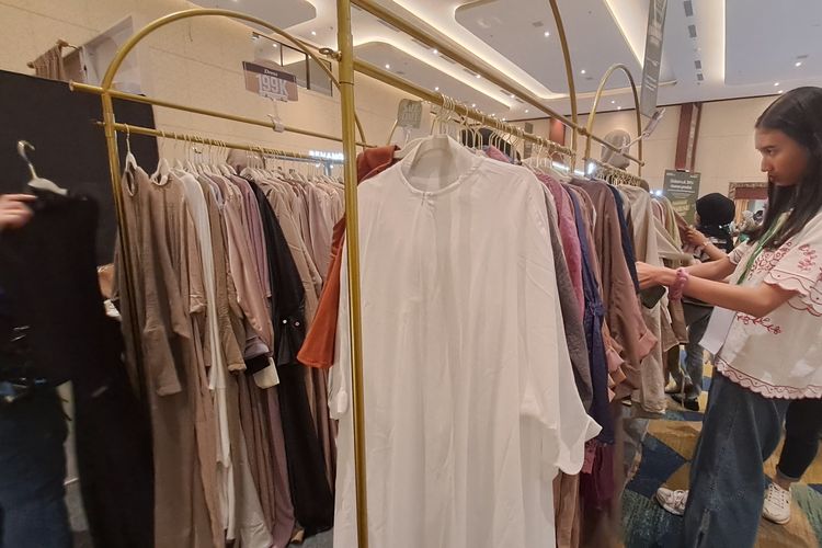 Salah satu koleksi gamis dari Lozy Hijab yang ada di Sisterhood Modest Bazaar. Rabu (27/03/2024)
