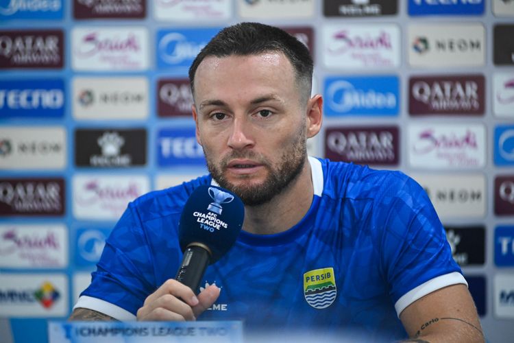 Kapten Persib Bandung Marc Klok dalam sesi konferensi pers jelang laga lawan Selangor FC (Malaysia), duel lanjutan laga Grup G AFC Champions League Two (ACL 2) 2025-2026 antara Persib vs Selangor akan tersaji Kamis (23/10/2025) di Gelora Bandung Lautan Api (GBLA). 