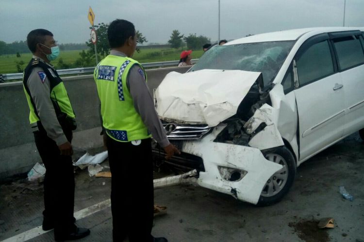 Tampak mobil Toyota Innova yang dikemudikan Setiono (54), guru asal Desa Sambirobyong, Kecammatan Geneng Kabupaten Ngawi ringsek setelah menabrak pembatas jalan di ruas tol Madiun ? Surabaya KM 610-611 tepatnya Desa Purworejo, Kecamatan Pilangkenceng, Kabupaten Madiun, Kamis ( 1/2/2018).