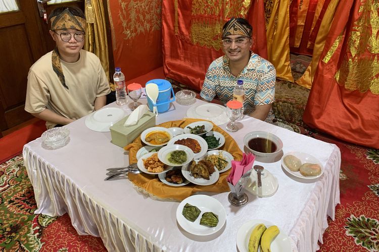 Contoh tetua dalam makan bajamba, tradisi makan khas Minangkabau di Rumah Makan Sawah Laman Pincuran 7, dalam rangkaian Familiarization Trip Kementerian Pariwisata RI bersama Travel Agent Malaysia ke Sumatera Barat, Selasa (28/10/2025).