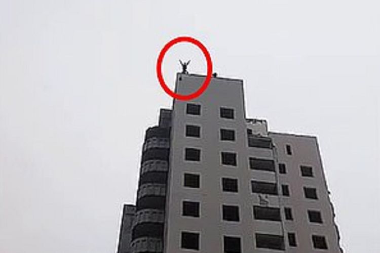 Potongan video memperlihatkan remaja bernama Bogdan Firson meloncat dari puncak gedung 14 lantai di utara Ukraina. Firson tewas setelah parasut yang dibuatnya tak mengembang dengan sempurna.