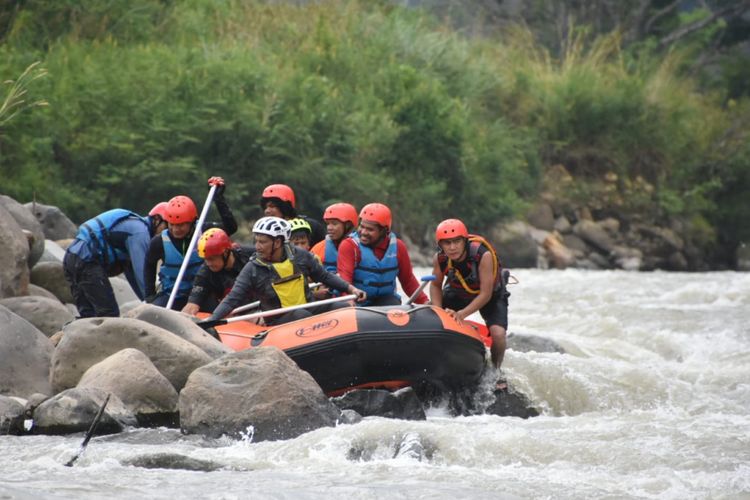 Pelaksana Tugas Bupati Bener Meriah, Sarkawi (nomor dua dari kanan), saat menjajal Sungai Peusangan di Kecamatan Gajah Putih, Bener Meriah, Aceh, Sabtu (9/2/2019).