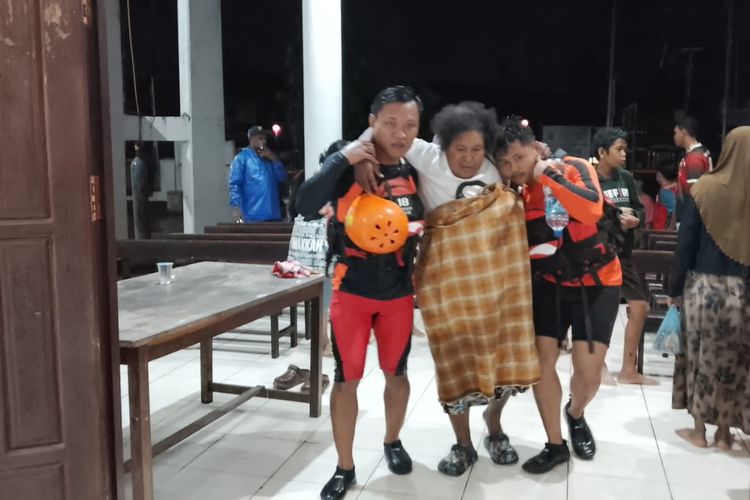 Saat Basarnas Evakuasi Ibu Hamil hingga Warga Rentan dari Kepungan Banjir di Manokwari