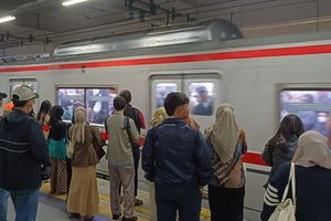Ada Kerumunan Orang di Rel, Perjalanan KRL dari Rangkasbitung Hanya Sampai Palmerah, Tak ke Tanah Abang