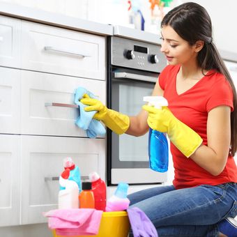 Ilustrasi membersihkan lemari dapur, Ilustrasi membersihkan dapur.