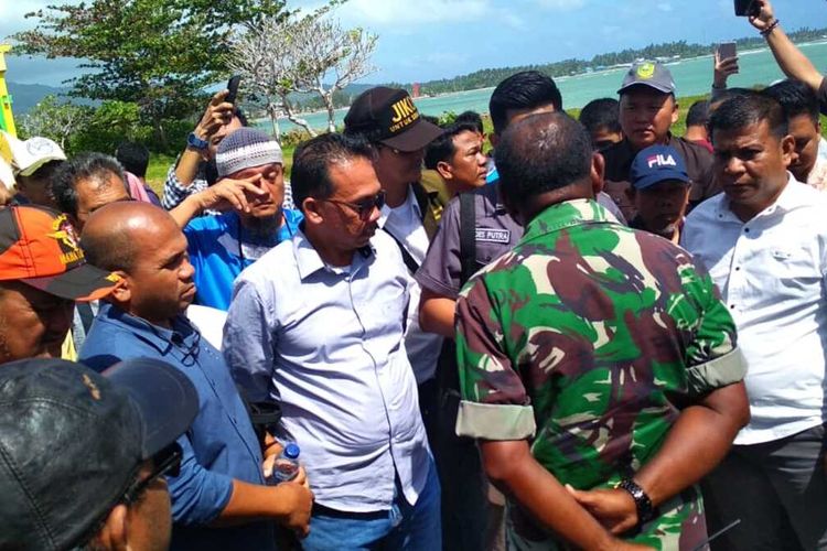 Meski warga Kabupaten Natuna, Kepulauan Riau menolak daerahnya dijadikan lokasi karantina 243 WNI yang dipulangkan dari Wuhan, China. Namun pemerintah Pusat tetap memutuskan Natuna sebagai daerah Karantina, yakni di hanggar Bandara Raden Sadjad, Ranai, Kabupaten Natuna sebagai lokasi isolasi.