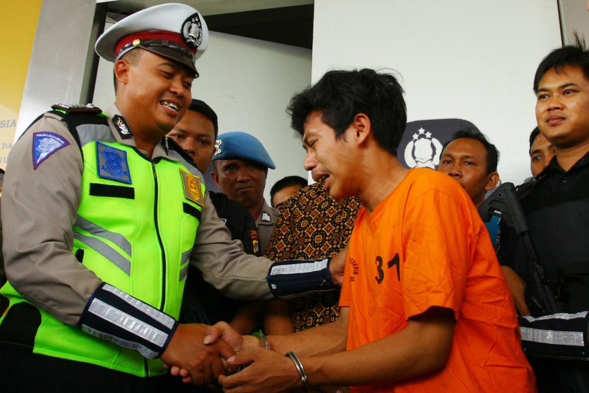 AS, pemuda yang merusak motornya sendiri saat kena tilang, menangis saat meminta maaf kepada Bripka Oky (kiri) Polantas yang dimaki-makinya saat menilang, di Mapolres Tangerang Selatan, Banten, Jumat (8/2/2019). Kepolisian Sektor Tangerang Selatan menetapkan AS (21) sebagai tersangka pengrusakan dan pemalsuan dokumen kendaraan bermotor. ANTARA FOTO/Muhammad Iqbal/ama.