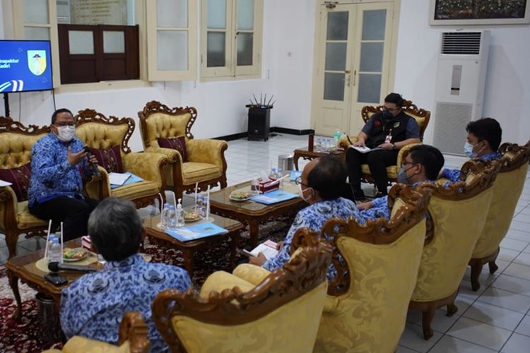 Bupati Kediri Hanindhito Himawan Pramono memimpin rapat, Rabu (18/11/2021).