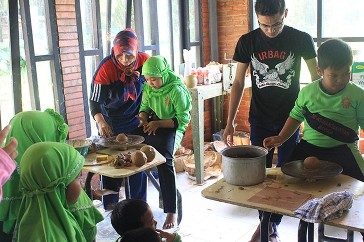 Kegiatan di Griya Keramik Balong, Blora, Jawa Tengah