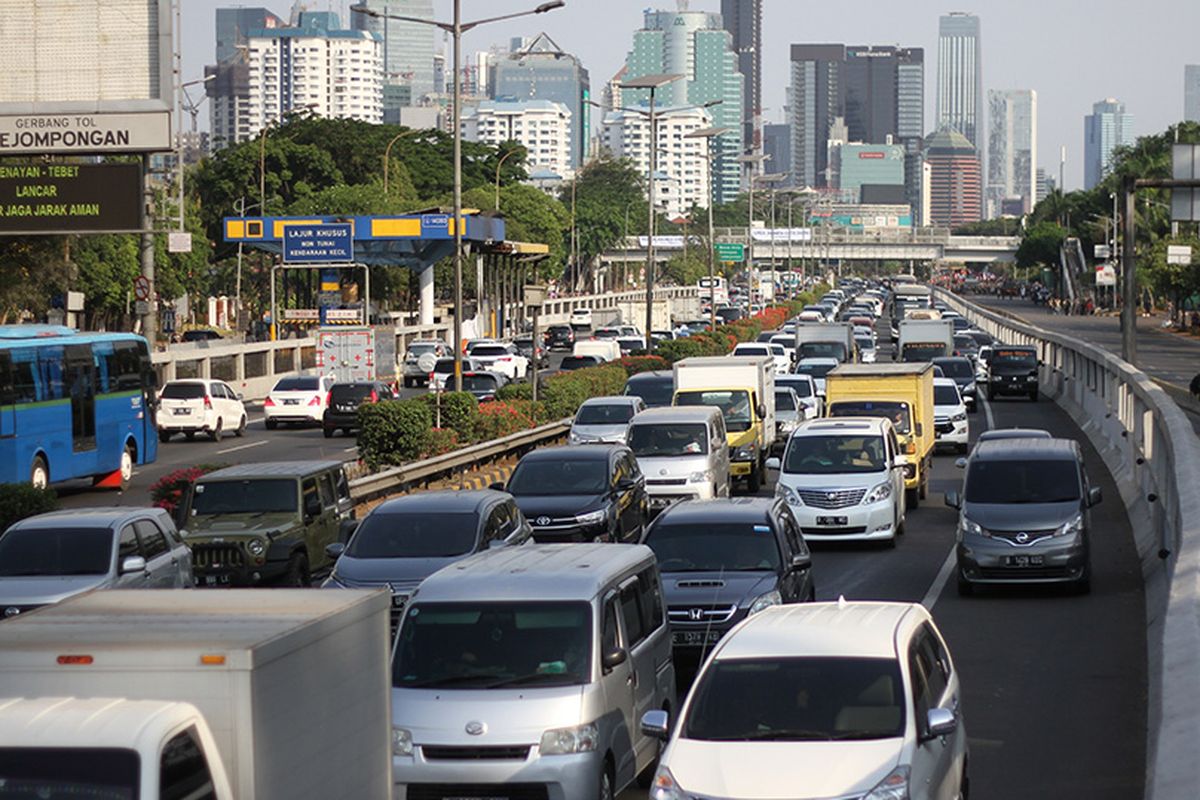 Kemacetan terjadi di ruas Tol Dalam Kota saat berlangsungnya aksi unjuk rasa di depan Gedung DPR MPR.