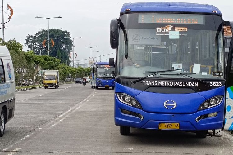 Sebuah Trans Metro Pasundan (TMP) yang tengah menunggu penumpang di Soreang, Kabupaten Bandung, Jawa Barat, Kamis (23/1/2025)