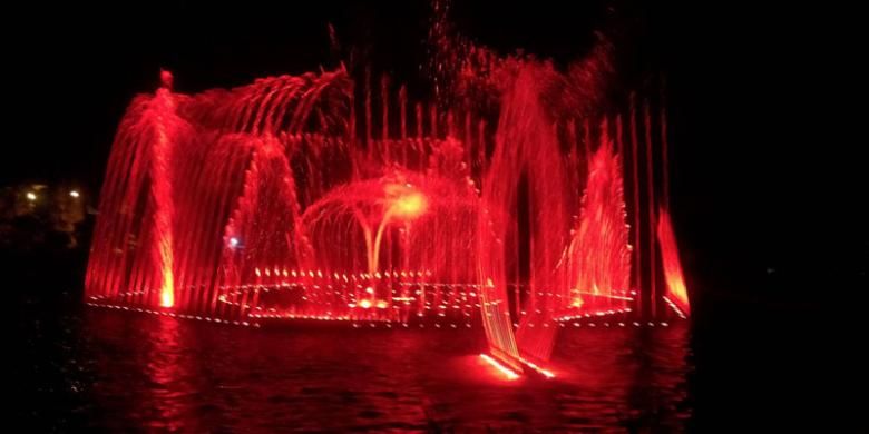 Air mancur menari di Taman Kota Lumintang, Denpasar, Bali, menjadi hiburan andalan masyarakat setiap Sabtu malam dan Minggu malam.