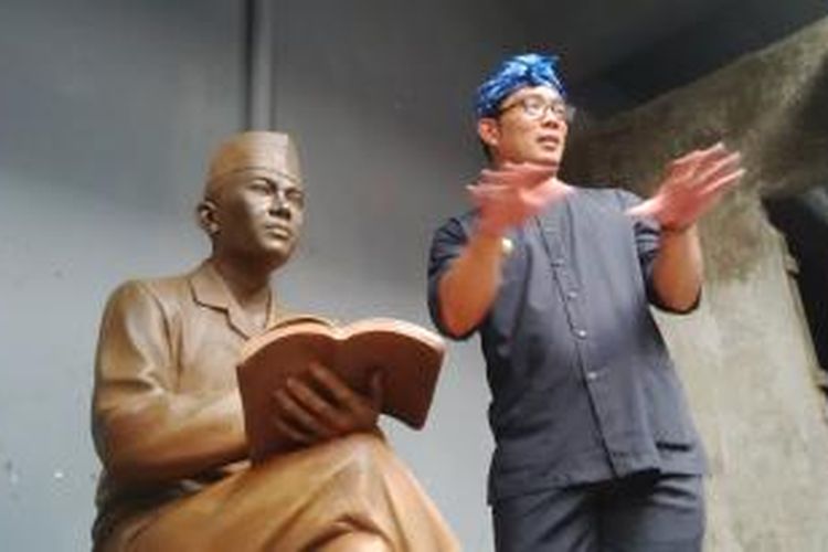 Wali Kota Bandung Ridwan Kamil saat menjelaskan konsep patung Bung Karno, di Jalan Banceuy, Kota Bandung, Jawa Barat, Rabu, (22/4/2015).