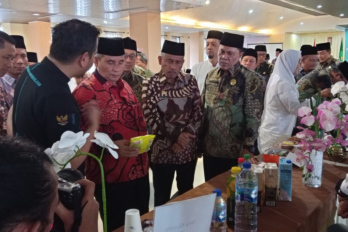 Direktur Bina Umroh dan Haji Khusus, Jaja Jaelani didampingi Aspem dan Kesejahteraan Masyarakat, Setda Prov. Sumut, Basarin Yunus Tanjung dan Kepala Kanwil Kemenag Sumut, Ahmad Qosbi saat pelantikan PPIH di Asrama Haji pada Senin (29/4/2024).