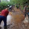 Bantuan Tak Kunjung Datang, Warga Plososari Bersihkan Lumpur Sendiri