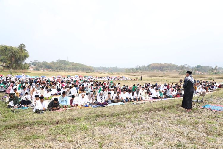 Ratusan masyarakat berbondong-bondong berkumpul di sebuah lahan persawahan untuk menggelar salat istisqa di Kampung Jalupang, Desa Citalem, Kecamatan Cipongkor, Kabupaten Bandung Barat (KBB), Jawa Barat, Jumat (6/10/2023).