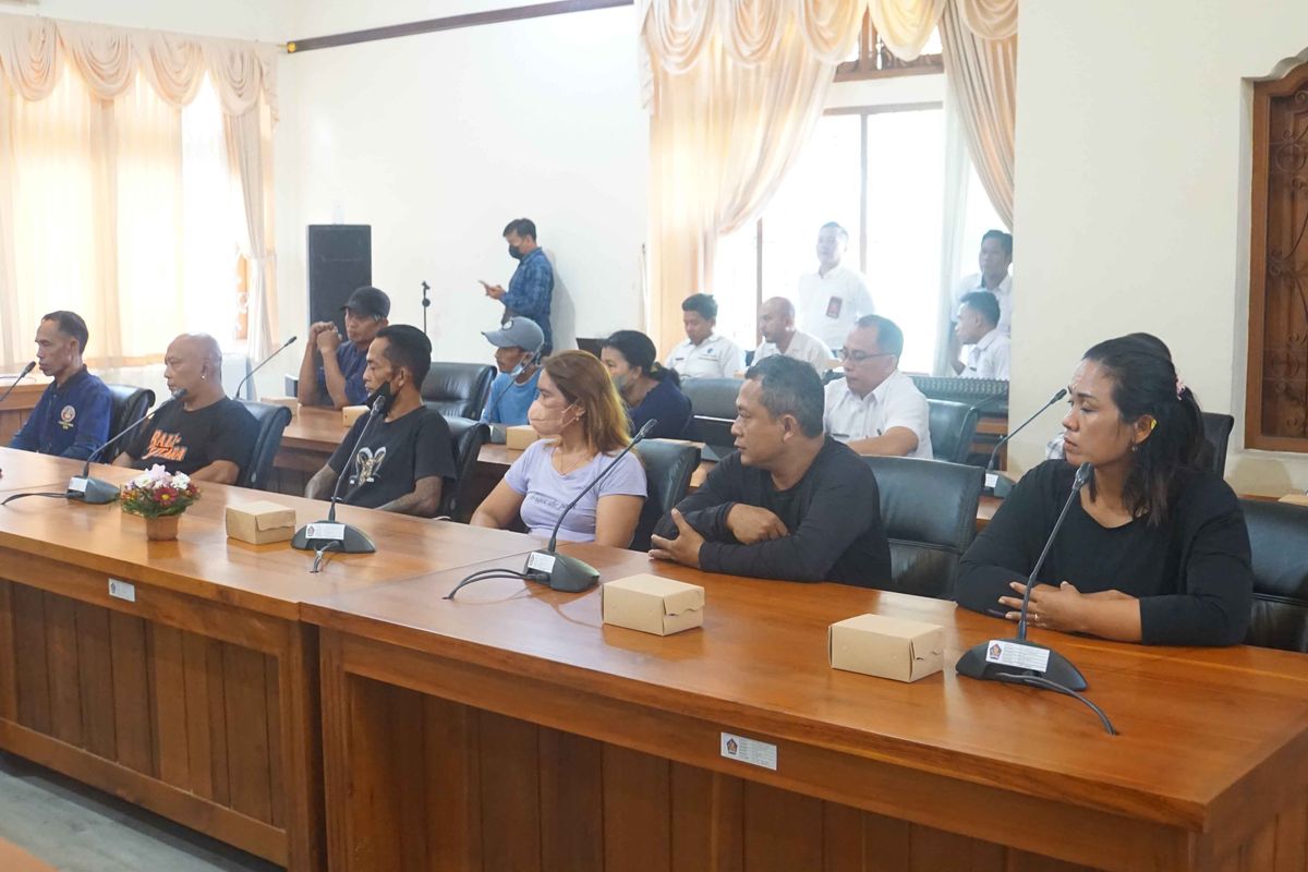 Sejumlah pedagang Pasar Anyar Buleleng mendatangi Kantor Bupati Buleleng di Kota Singaraja, Provinsi Bali, Rabu (1/3/2023).