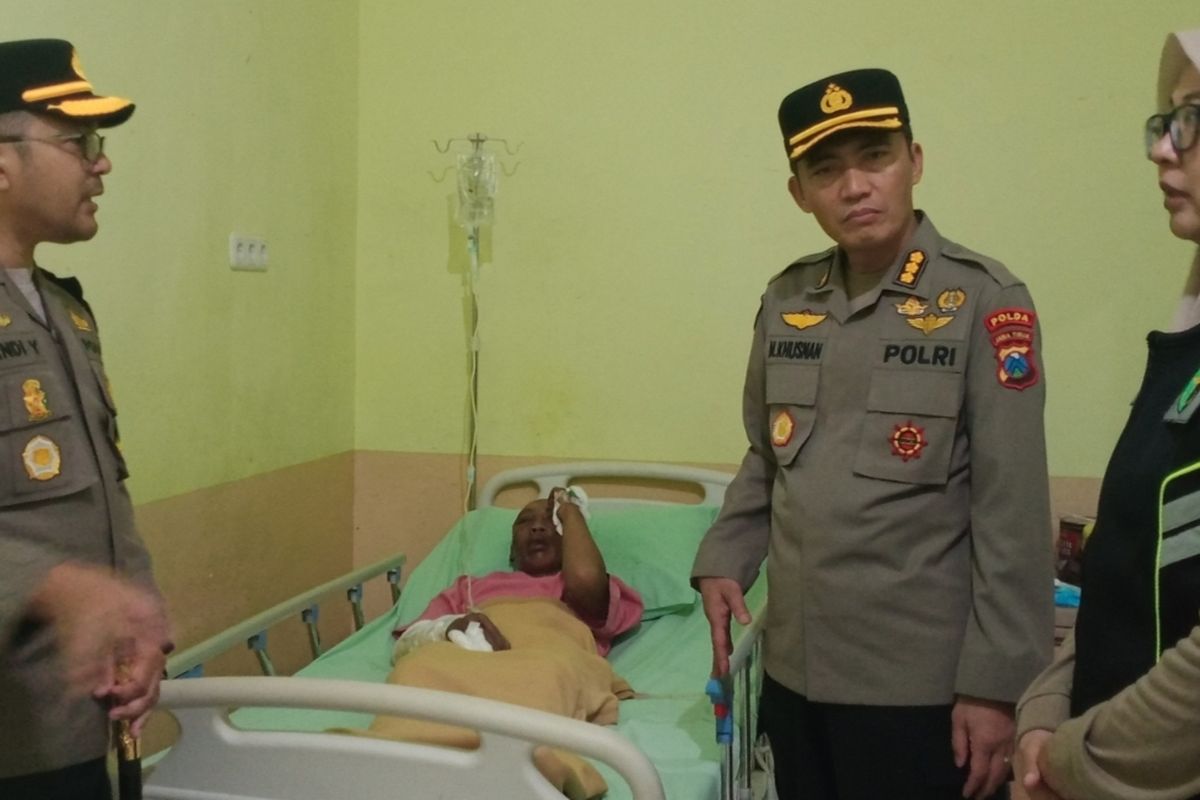 Kabiddokkes Polda Jatim Kombes Pol Dr dr Mohammad Khusnan Marzuki MM (tengah), Kapolres Batu AKBP Andi Yudha Pranata (kiri) dan Karumkit Bhayangkara Hasta Brata Batu AKBP dr Ananingati SpOG(K) (kanan) saat menengok korban ledakan mercon pada Rabu (2/4/2025).