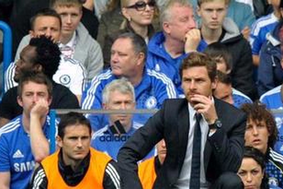 Manajer Chelsea, Andre Villas-Boas (kanan), dan gelandang Frank Lampard (kiri), menyaksikan timnya bertanding melawan Swansea City, di Stamford Bridge, Sabtu (24/9/2011).