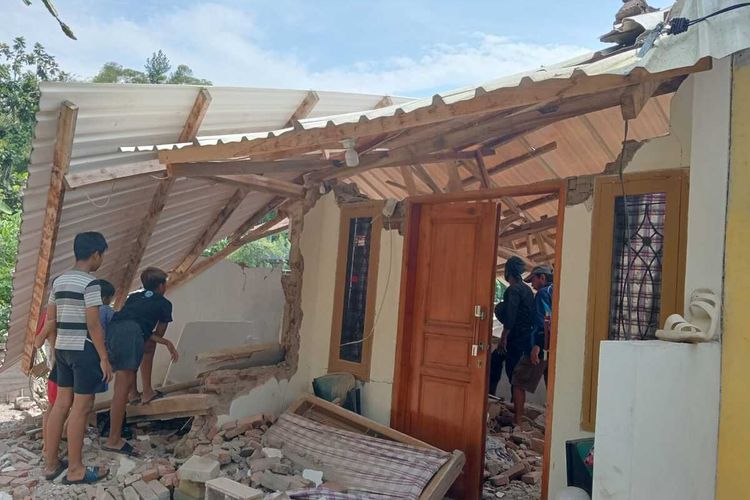 Rumah warga di Cipameungpeuk, Sumedang Selatan, Sumedang, Jawa Barat yang hancur diterjang gempa magnitudo M4,8 pada hari Minggu, 31 Desember 2023.
. 