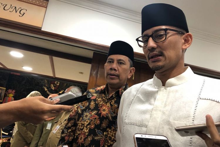 Wakil Gubernur DKI Jakarta Sandiaga Uno dan Ketua Bazis DKI Jakarta Zahrul Wildan di Balai Kota DKI Jakarta, Senin (4/6/2018). 