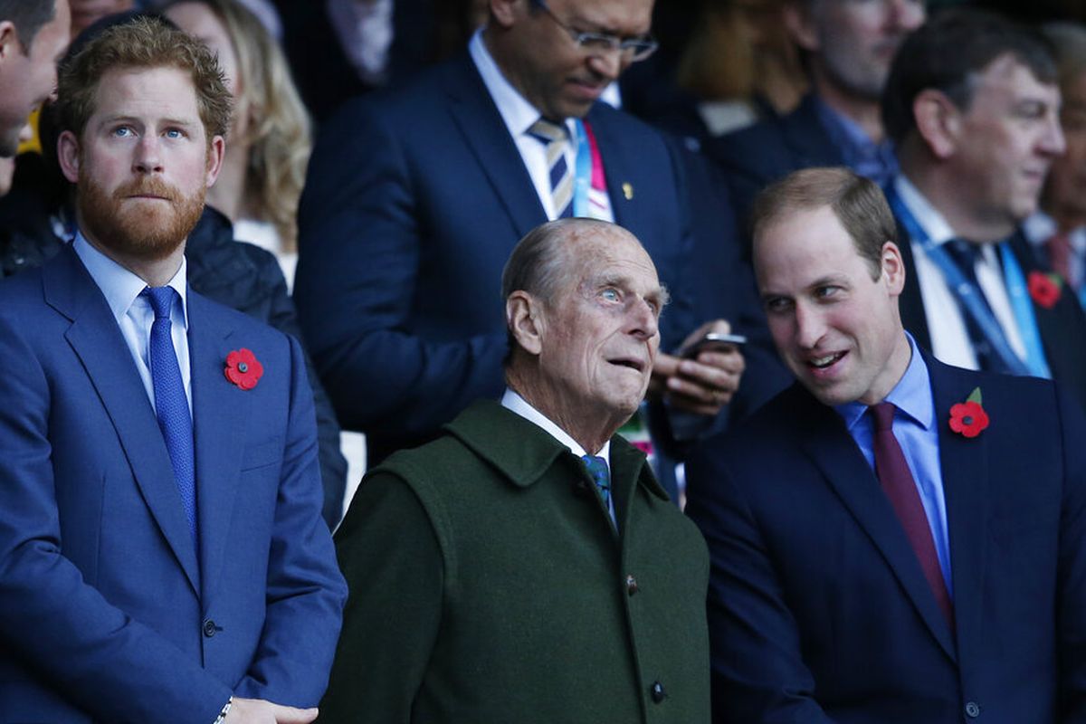 Dalam foto file 31 Oktober 2015 ini Pangeran Harry (kiri), dan saudaranya Pangeran William (kanan) berdiri bersama kakek mereka Duke of Edinburgh di Stadion Twickenham, London.