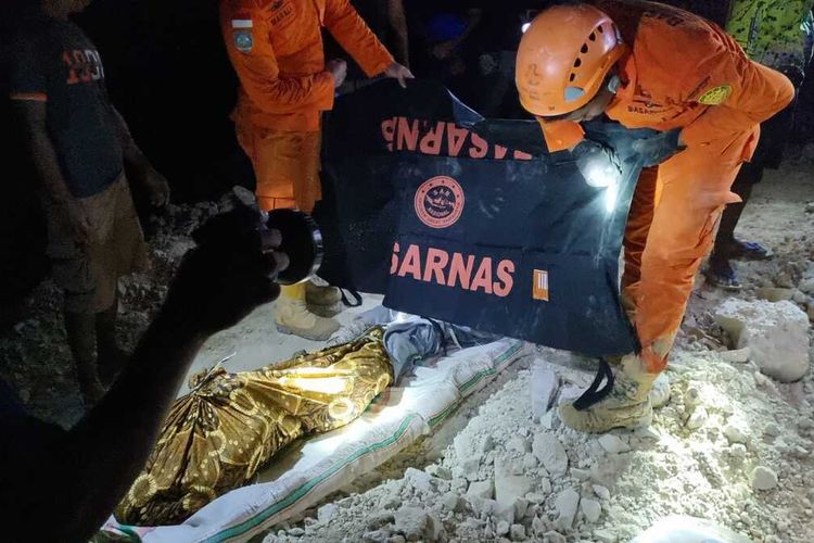 Tim gabungan melakukan evakuasi korban longsor tambang emas di Desa Hulawa Kecamatan Buntulia Kabupaten Pohuwato, dua dari empat korban ditemukan meninggal dunia, dua orang lainnya ditemukan luka-luka terhimpit batu.
