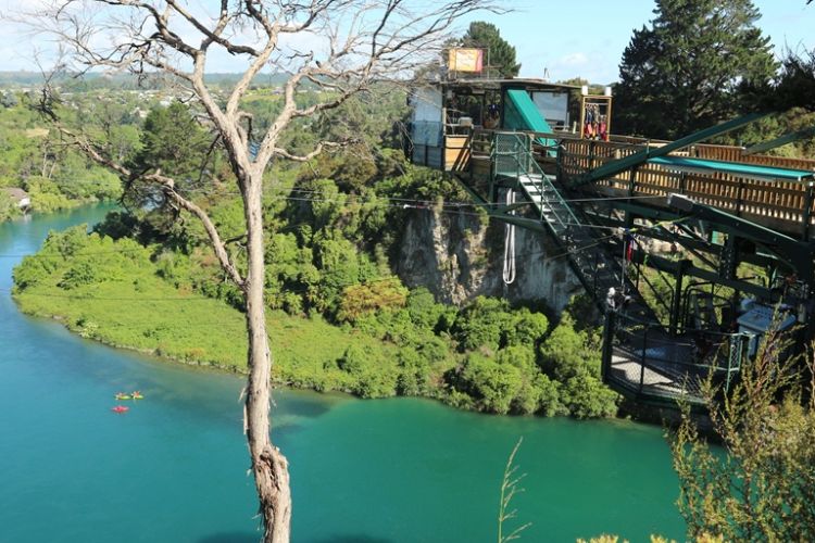 Area Bungy Jumping di Sungai Waikato, Taupo, Selandia Baru.