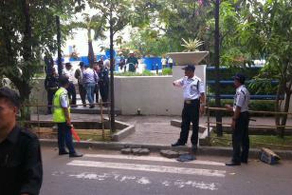 Petugas keamanan melakukan penjagaan dan memeriksa setiap pengunjung di Gedung MNC Tower, Kebon Sirih, Jakarta Pusat, Selasa (3/9/2013). Penjagaan dilakukan terkait aksi demonstrasi massa yang menolak penyelenggaraan kontes Miss Word 2013.