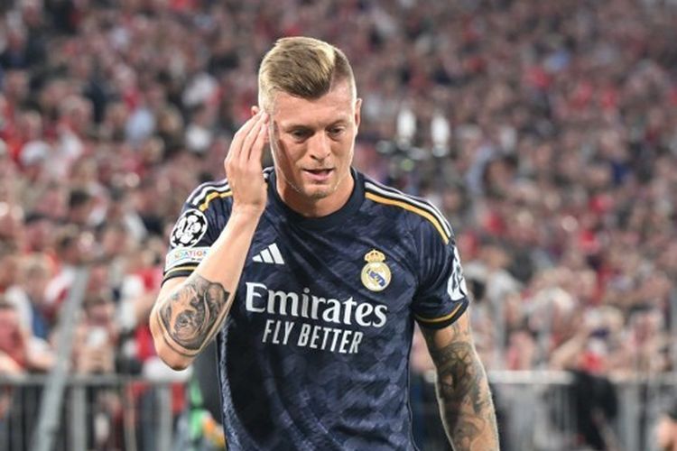 Reaksi gelandang Real Madrid, Toni Kroos, dalam leg pertama semifinal Liga Champions 2023-2024 antara Madrid vs Bayern Muenchen pada 30 April 2024. Terkini, Toni Kroos mengumumkan bahwa dirinya pensiun setelah Euro 2024.