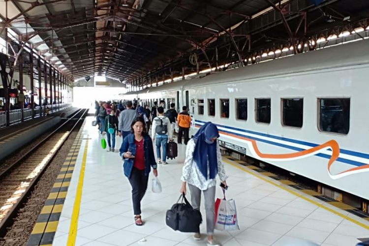 Jumlah penumpang kereta api di Stasiun Purwokerto mulai naik memasuki musim mudik lebaran, Senin (11/6/2018).