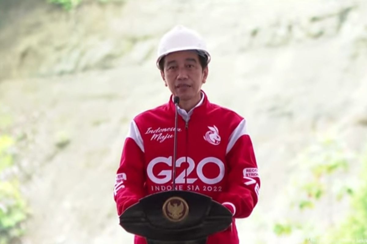 Presiden Joko Widodo saat meresmikan PLTA Poso Energy 515 MW dan PLTA Malea Energy 90 MW di Kabupaten Poso pada Jumat (25/2/2022).