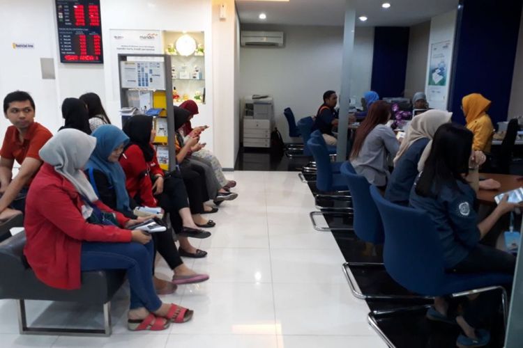 Antrean nasabah Bank Mandiri blokir rekening di Surabaya