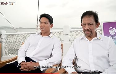Pangeran Brunei Darussalam, Abdul Mateen tampak ikut hadir dalam agenda Joy Sailing di atas kapal pinisi bersama dengan kepala negara blok Asia Tenggara (ASEAN) pada Rabu (10/5/2023) sore.