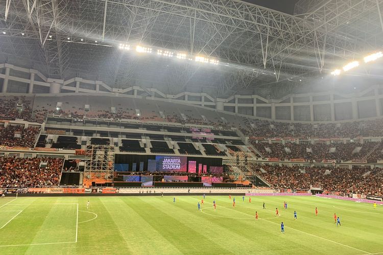 Suasana pertandingan uji coba internasional Persija Jakarta vs Chonburi FC dalam acara grand launching Jakarta International Stadium pada Minggu (24/7/2022) malam WIB.