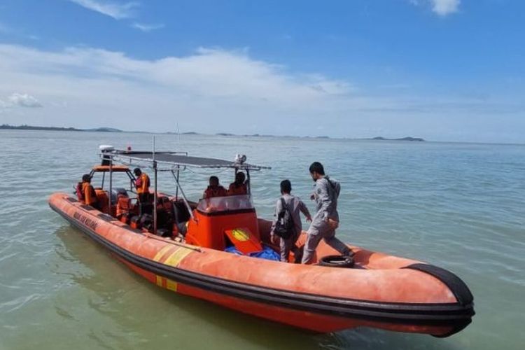 Tim SAR gabungan dibantu warga melakukan pencarian nelayan yang hilang di perairan Kabupaten Karimun Kepulauan Riau. 