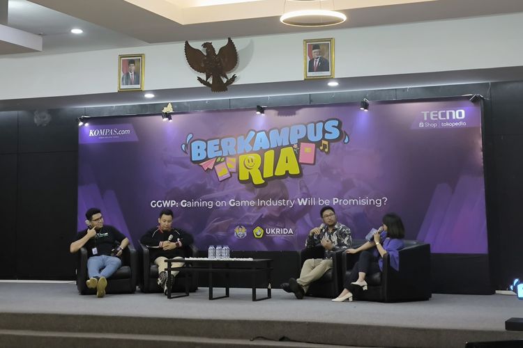 Tecno Indonesia dan  menggelar acara Berkampus Ria di Kampus Ukrida, Kamis (29/8/2024). Acara ini akan menghadirkan kompetisi e-sports dan talkshow. Talkshow seputar industri game dihadiri tiga pembicara utama yang mencakup Alfandro Stefano Nathanael selaku Head of E-sports Bigetron (tengah), Anthoni Roderick selaku PR Manager Tecno Indonesia (kiri), dan Dimas Wahyu Pratama selaku penasihat E-sport Student Association di Ukrida (kanan)