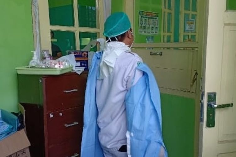 Aneh, tim petugas medis penanggulangan virus corona memakai jas hujan plastik biru muda dilengkapi sepatu bot warna hijau saat mengantar 1 WNA Filipina dan 2 WNI dirujuk ke RS Gunung Jati Cirebon, Sabtu (7/3/2020).
