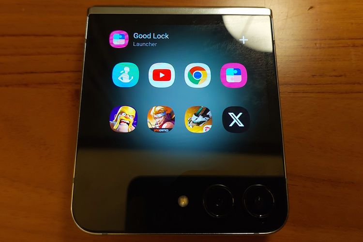 Pengguna bisa menggunakan Good Lock untuk menambahkan lebih banyak aplikasi di layar sekunder Samsung Galaxy Z Flip 5
