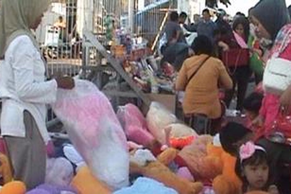 Pedagang boneka di pelabuhan meraup rezeki dari arus mudik.