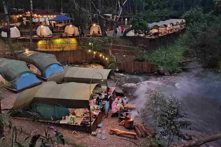Ilustrasi camping di tepi sungai hutan pinus, Muara Rahong Hills. 