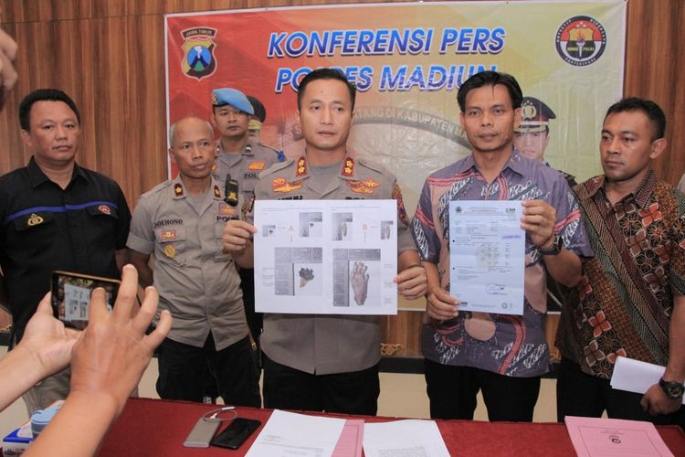 Kapolres Madiun, AKBP Ruruh Wicaksono didampingi Kasat Reskrim, AKP Logos Bintoro menunjukkan hasil uji laboratorium yang menyebutkan tidak ada kandungan daging tikus dalam bakso yang dijual di Pilangkenceng, Kabupaten Madiun.